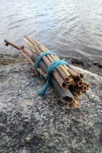 Ett bibatteri gjort av återvunnet strandskräp på Södra Djurgården. Foto: Anna Krusic.